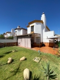 Venta de chalet pareado en urb. 